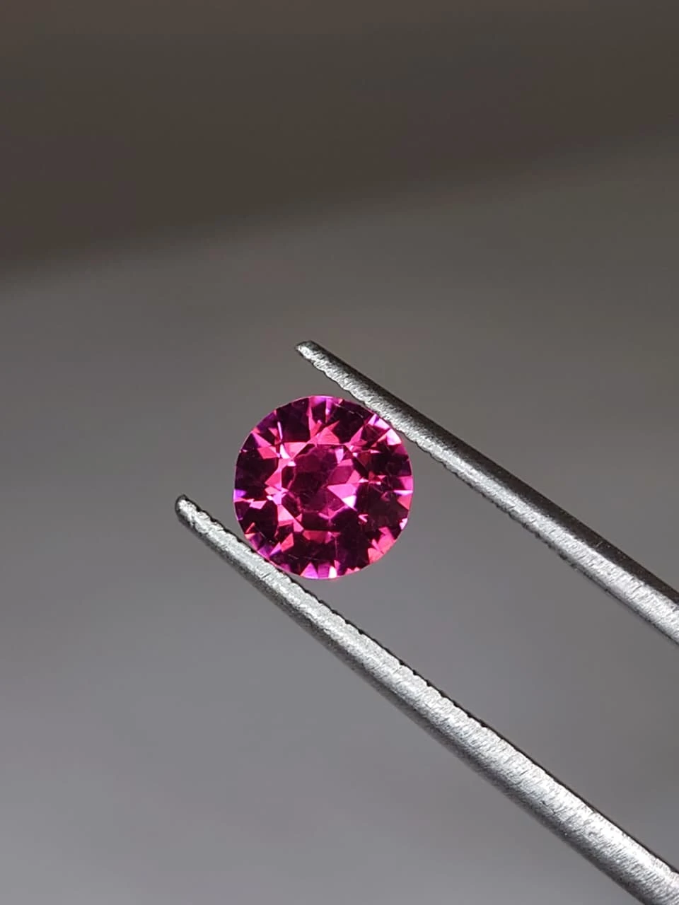 1.3ct Round Brilliant Faceted Malaya Garnet from Tanzania — view 2